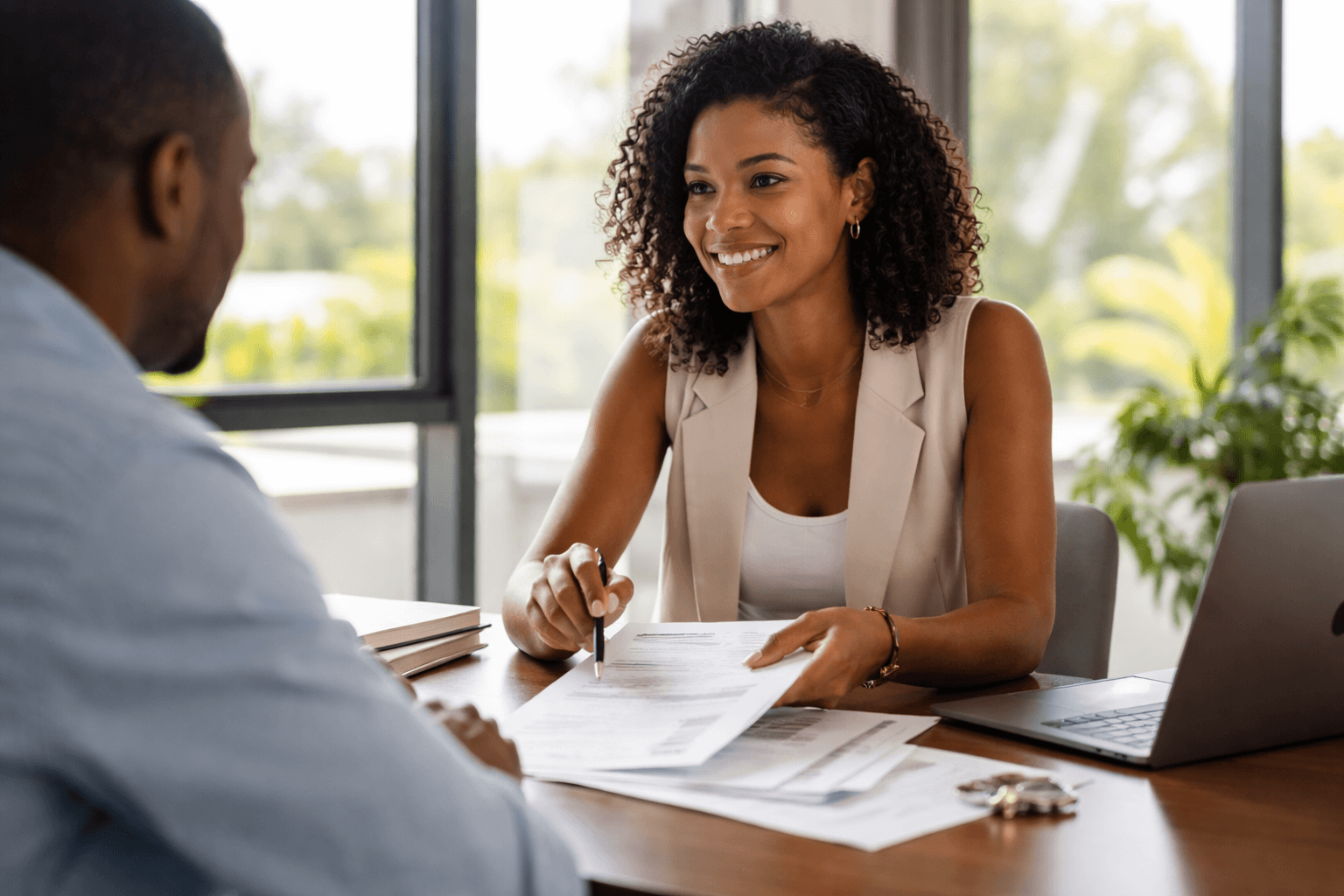 Expert-Évaluateur certifié CFEI en entretien avec un client en Guadeloupe